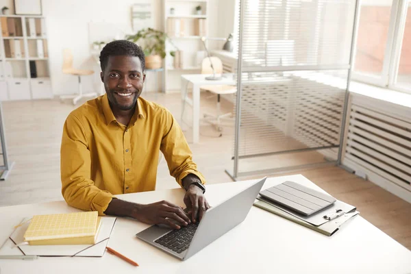 Portret Unghi Înalt Unui Bărbat Afro American Zâmbitor Folosind Laptopul — Fotografie, imagine de stoc