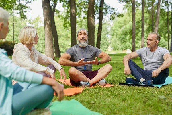 Elegante Allenatore Yoga Barbuto Seduto Sul Tappeto Che Dimostra Suoi — Foto Stock