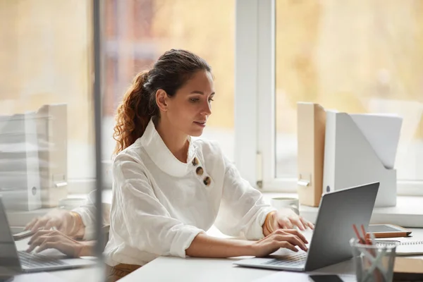Portrait Successful Businesswoman Using Laptop While Sitting Desk Window Enjoying — Stock Photo, Image