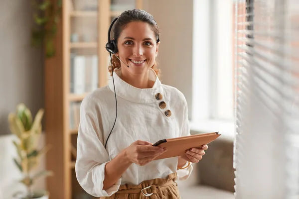 Retrato Cintura Hacia Arriba Mujer Negocios Sonriente Que Usa Auriculares — Foto de Stock