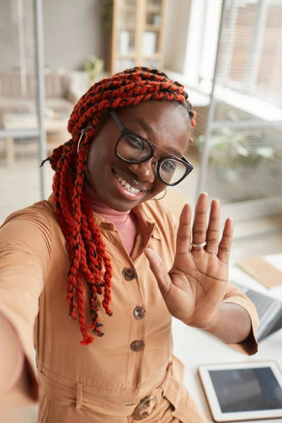 Retrato Alto Ângulo Jovem Afro Americana Acenando Para Câmera Enquanto — Fotografia de Stock