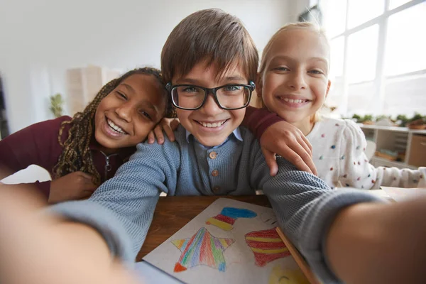 Portret Van Drie Gelukkige Kinderen Die Glimlachen Camera Terwijl Selfie — Stockfoto
