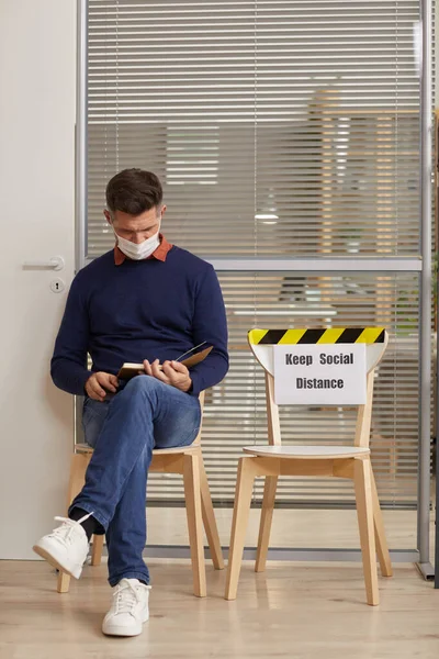 Verticale Volledige Lengte Portret Van Volwassen Man Dragen Masker Leesboek — Stockfoto