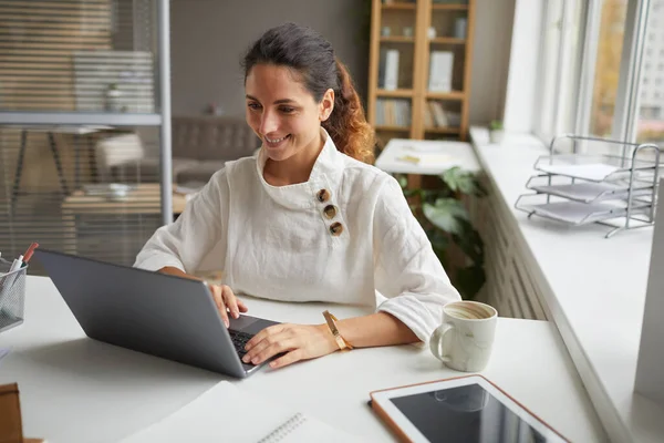 Retrato Una Alegre Mujer Negocios Adulta Usando Portátil Sonriendo Mientras —  Fotos de Stock