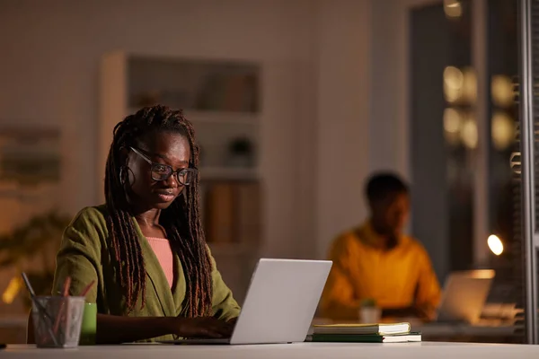 Retrato Jovem Afro Americana Usando Óculos Enquanto Usa Laptop Escritório — Fotografia de Stock