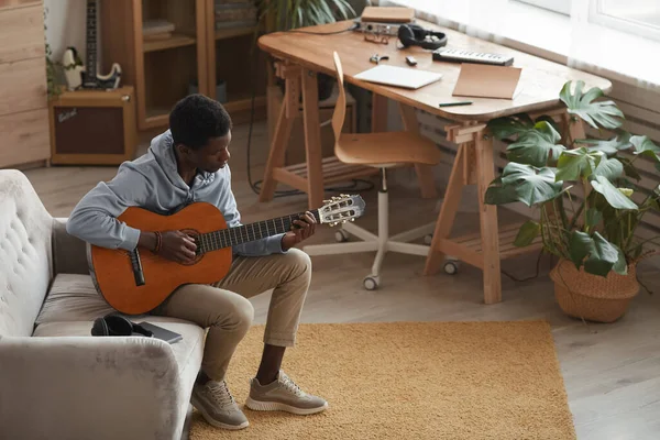 Retrato Comprimento Total Jovem Afro Americano Tocando Guitarra Acústica Enquanto — Fotografia de Stock