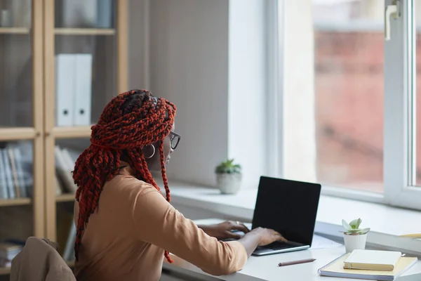 Genç Afro Amerikalı Kadının Pencere Kenarlarında Çalışırken Çalışırken Dizüstü Bilgisayar — Stok fotoğraf