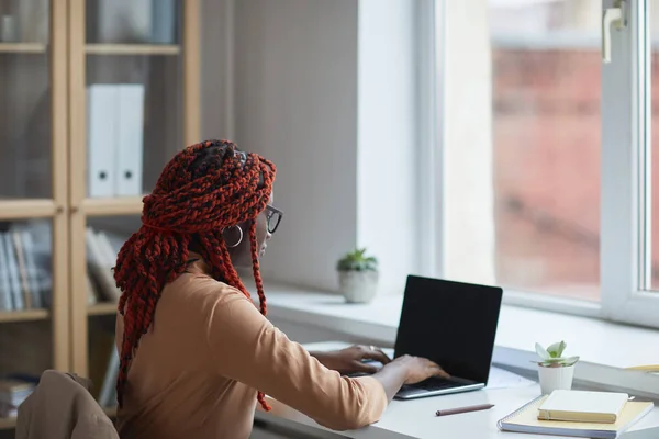 Ritratto Laterale Giovane Donna Afro Americana Che Usa Computer Portatile — Foto Stock