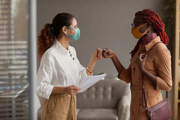 Taille Omhoog Zijaanzicht Twee Vrolijke Zakenvrouwen Dragen Maskers Stoten Vuisten — Stockfoto