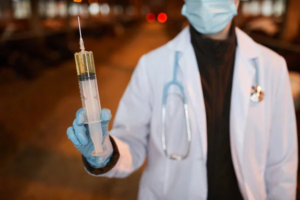 Cropped Portrait Female Veterinarian Holding Big Syringe Witjh Medicine While — Stock Photo, Image