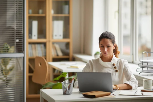 Weitwinkelporträt Einer Modernen Geschäftsfrau Mit Laptop Während Sie Büro Schreibtisch — Stockfoto