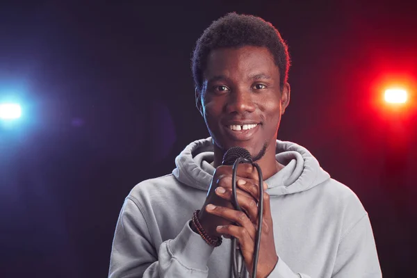 Front View Porträtt Unga Afroamerikanska Mannen Sjunger Till Mikrofon Och — Stockfoto