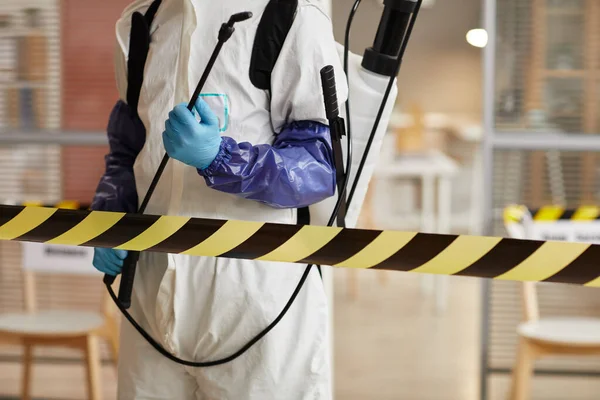 不可辨认的消毒工人穿着全套防护服站在危险线后面清洁办公室的剪影 复制空间 — 图库照片
