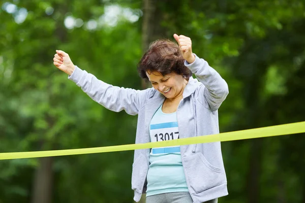 Alegre Mujer Adulta Madura Con Pelo Castaño Acabado Carrera Maratón — Foto de Stock