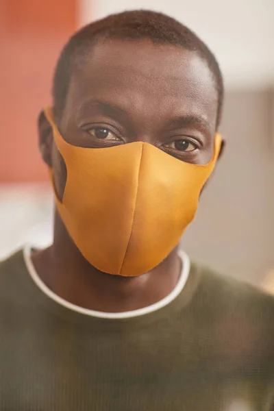 Sarı Maske Takan Kameraya Bakan Modern Afro Amerikan Adamın Dikey — Stok fotoğraf