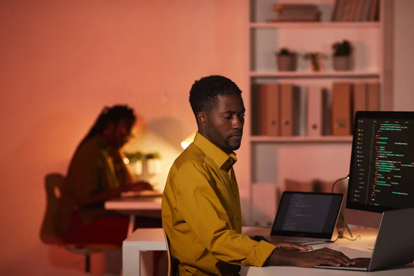 Retrato Desenvolvedor Afro Americano Escrevendo Código Várias Telas Computador Enquanto — Fotografia de Stock