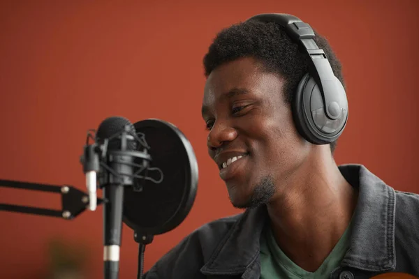 Närbild Porträtt Leende Afroamerikansk Man Sjunga Till Mikrofon Mot Röd — Stockfoto