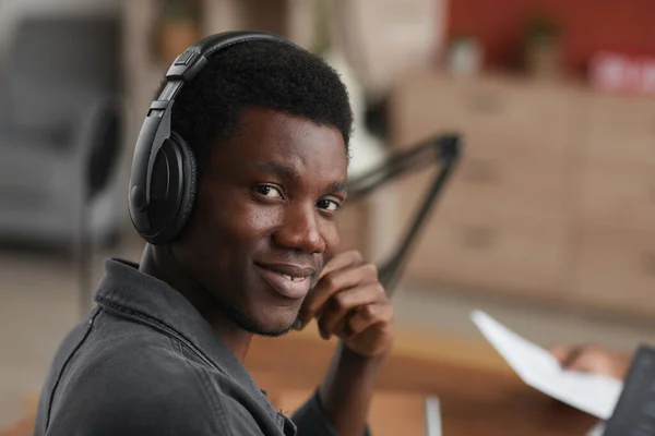 Закріпіть Портрет Афроамериканського Музиканта Навушниках Посміхайтесь Фотоапарата Складаючи Музику Домашній — стокове фото