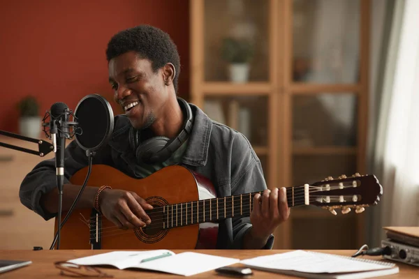 Retrato Del Talentoso Hombre Afroamericano Cantando Micrófono Tocando Guitarra Mientras —  Fotos de Stock