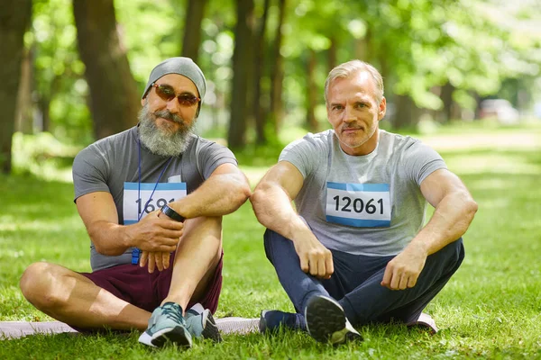 Retrato Dos Deportistas Senior Modernos Que Participan Maratón Verano Sentados — Foto de Stock
