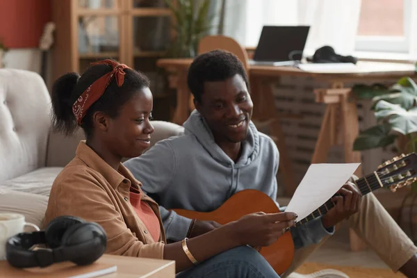 Retrato Dos Jóvenes Músicos Afroamericanos Tocando Guitarra Escribiendo Música Juntos —  Fotos de Stock