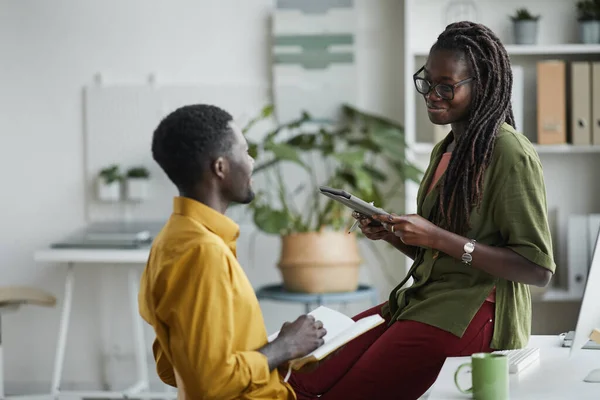 Retrato Jovem Afro Americana Conversando Com Colega Escritório Sorrindo Alegremente — Fotografia de Stock