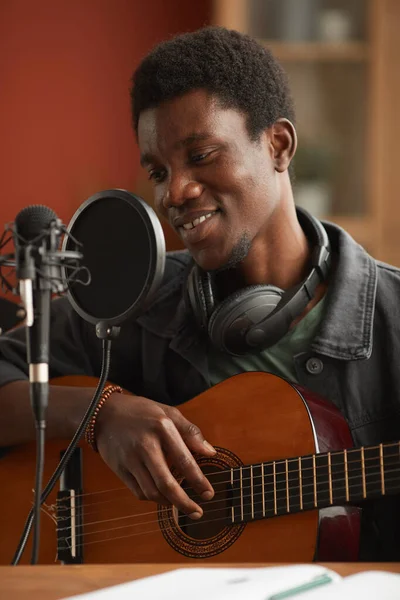 Retrato Vertical Homem Afro Americano Talentoso Cantando Microfone Tocando Guitarra — Fotografia de Stock