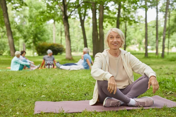 Teljes Test Lövés Boldog Idős Szürke Haj Szőnyegen Parkban Lábak — Stock Fotó