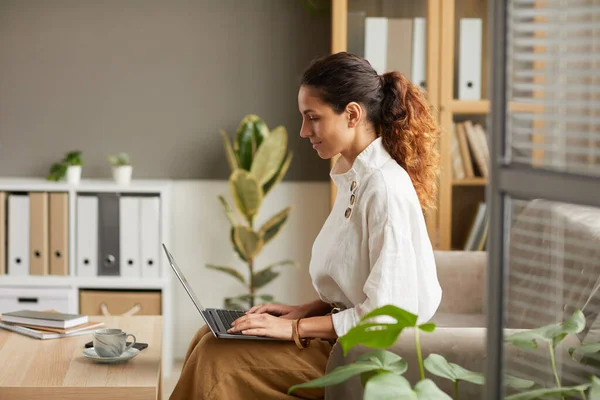 Zijaanzicht Portret Van Elegante Zakenvrouw Met Behulp Van Laptop Tijdens — Stockfoto