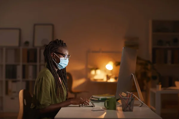 Zijaanzicht Portret Van Hedendaagse Afro Amerikaanse Vrouw Dragen Masker Tijdens — Stockfoto