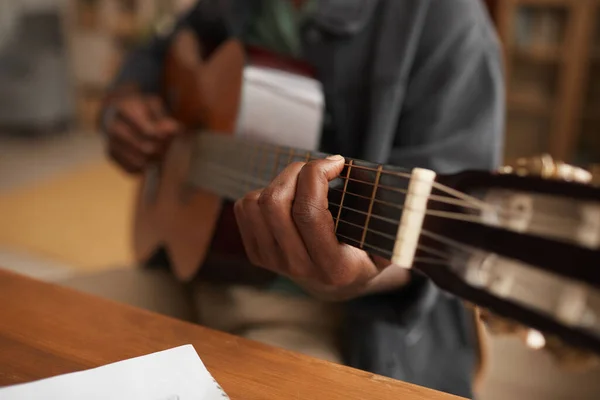 Primer Plano Hombre Afroamericano Irreconocible Tocando Guitarra Mientras Disfruta Música —  Fotos de Stock