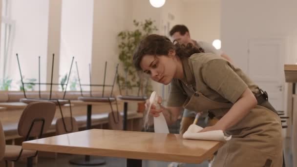 Mujer Joven Caucásica Rociando Líquido Desinfectante Sobre Mesa Café Vacío — Vídeos de Stock