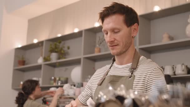 Niedrige Nahaufnahme Tätowierter Kaukasischer Barista Der Der Bar Steht Glas — Stockvideo