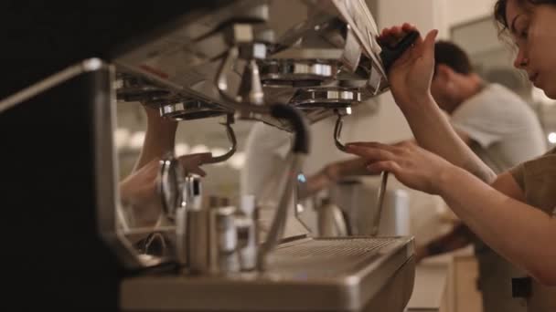Close Van Jonge Vrouwelijke Blanke Barista Aanpassen Van Professionele Espresso — Stockvideo