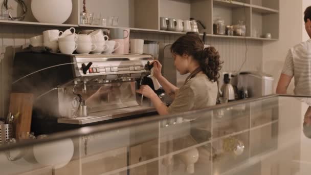 Vista Laterale Capelli Ricci Barista Femminile Utilizzando Bacchetta Vapore Sulla — Video Stock