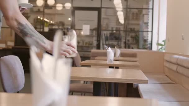 Średni Strzał Nierozpoznawalnego Kelnera Wytatuowanymi Dłońmi Noszącego Fartuch Wkładającego Szkło — Wideo stockowe