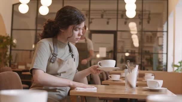 Taille Eines Braunhaarigen Kaukasischen Mädchens Das Restaurantsaal Tisch Sitzt Geschirr — Stockvideo