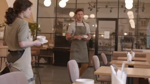 Erkek Kadın Kafkas Garsonlar Açmadan Önce Konuksuz Restorana Masa Yerleştiriyor — Stok video