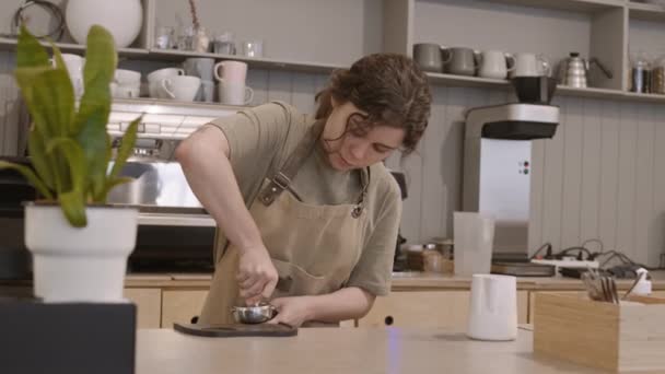 Waist Caucasian Girl Wearing Apron Standing Counter Pressing Grounded Coffee — Stock Video