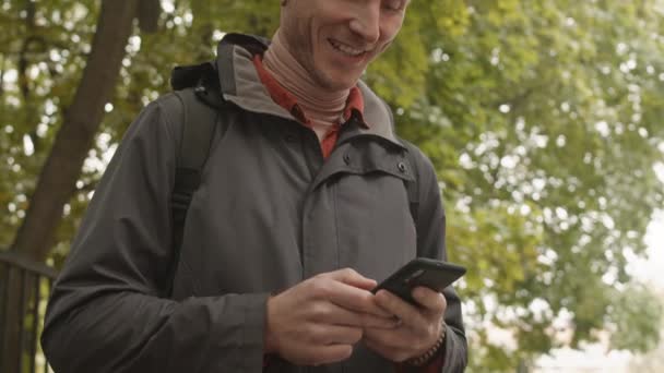 Naklonit Mužského Bělocha Který Píše Smartphonu Pak Přitáhnout Uchu Začít — Stock video