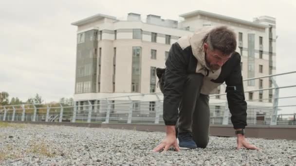 Szerokie Ujęcie Białego Biegacza Średnim Wieku Ubranego Sportowe Ciuchy Trampki — Wideo stockowe