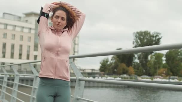 Schwenken Der Jungen Lockigen Kaukasischen Sportlerin Trendiger Sportkleidung Die Ihren — Stockvideo