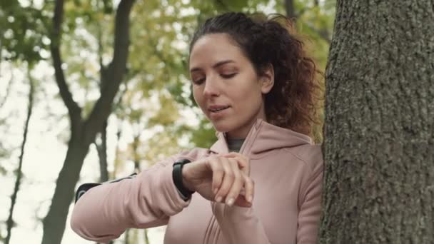 Foto Media Una Joven Deportista Caucásica Con Ropa Deportiva Pie — Vídeos de Stock