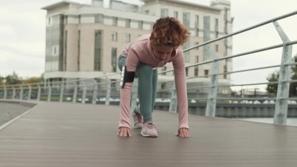 Spor Giyimli Spor Ayakkabılı Kıvırcık Saçlı Beyaz Bir Kadının Şehir — Stok video