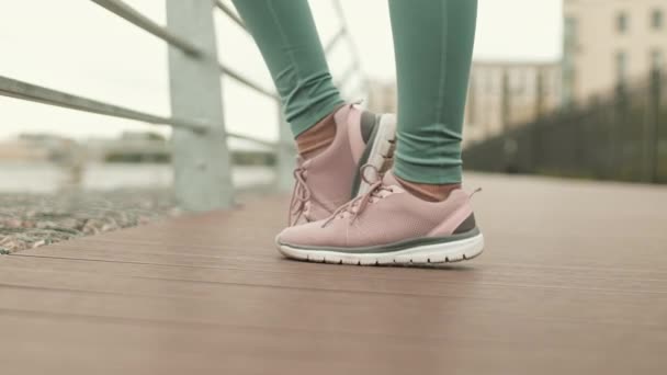 Close Unrecognizable Sportswoman Wearing Fashionable Sneakers Standing Embankment City Warming — Stock Video