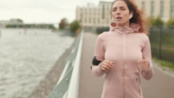 Mittlere Aufnahme Einer Jungen Kaukasischen Läuferin Mit Lockigem Haar Sportbekleidung — Stockvideo