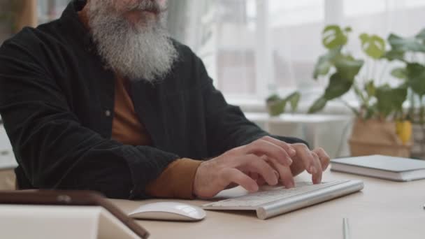 Oigenkännlig Beskärd Person Med Långt Silverskägg Som Sitter Vid Skrivbordet — Stockvideo