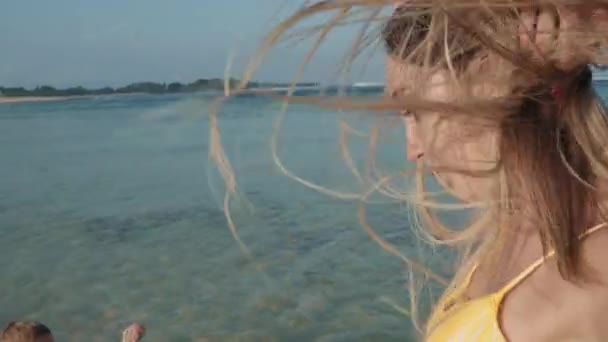 Tânăra Femeie Caucaziană Atractivă Părul Lung Care Fotografiază Copiii Video — Videoclip de stoc