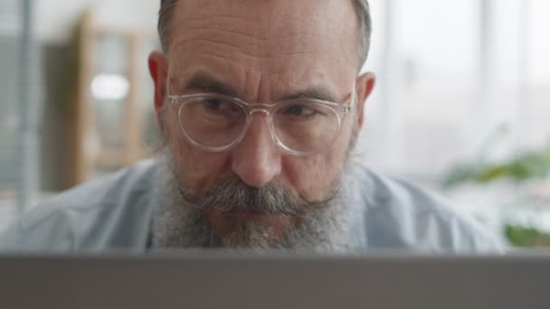Κοντινό Πλάνο Του Έξυπνου Ηλικιωμένου Καυκάσου Επιχειρηματία Που Φοράει Γυαλιά — Αρχείο Βίντεο