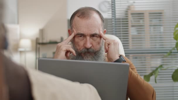 Ervaren Gestresste Blanke Zakenman Met Grijze Snor Lange Baard Zittend — Stockvideo